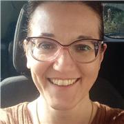 Laureata in Lingue impartisce lezioni di inglese, tedesco